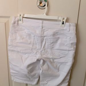 D. jean white Bermuda shorts. Size 8